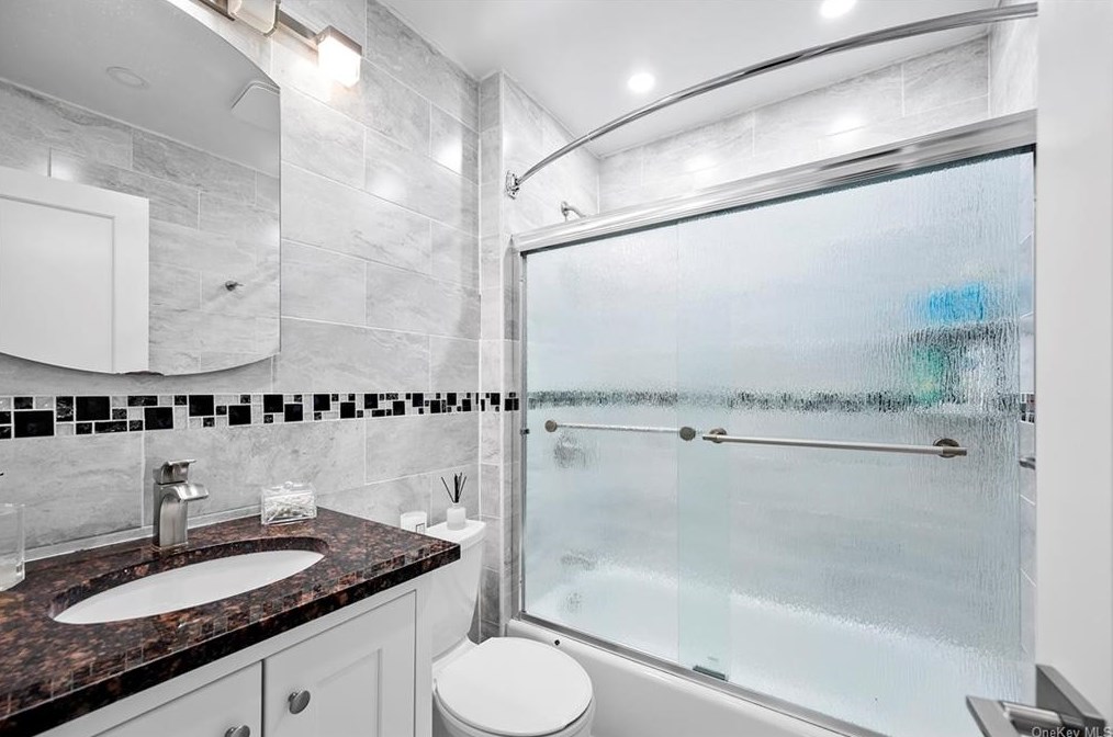 204 Hickory Grove Dr, Larchmont NY  10538-1408 exterior