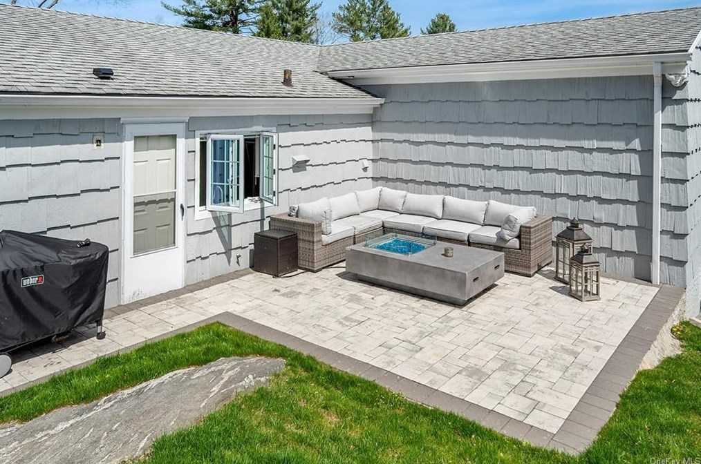 204 Hickory Grove Dr, Larchmont NY  10538-1408 exterior