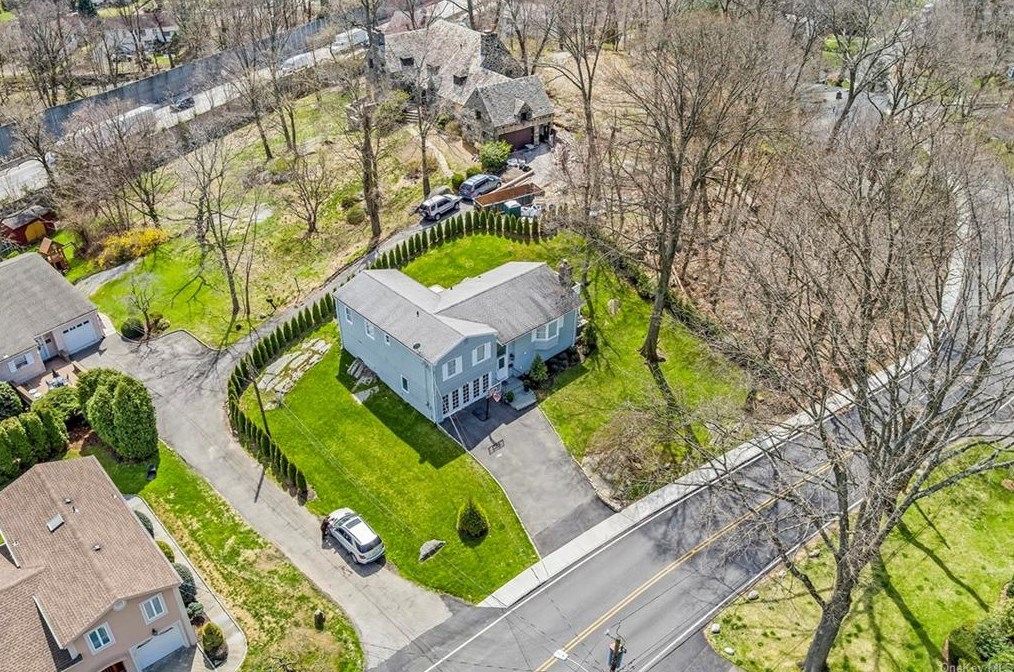 204 Hickory Grove Dr, Larchmont NY  10538-1408 exterior