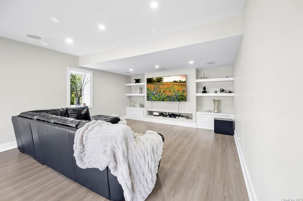 204 Hickory Grove Dr, Larchmont NY  10538-1408 exterior