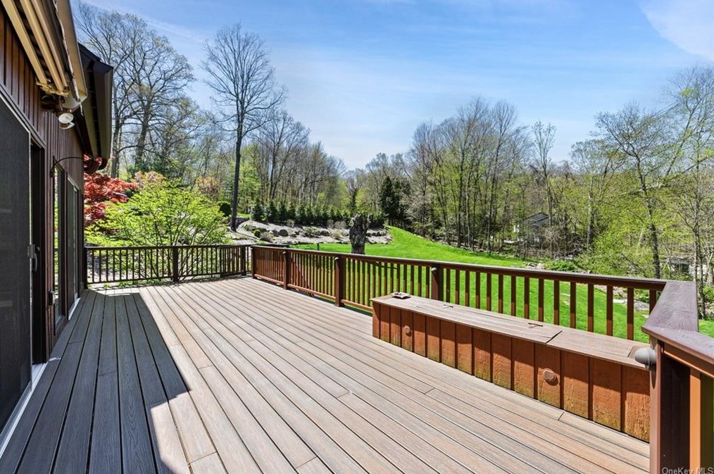 38 Deer Trak Ln, Goldens Bridge NY 10526-1207 exterior