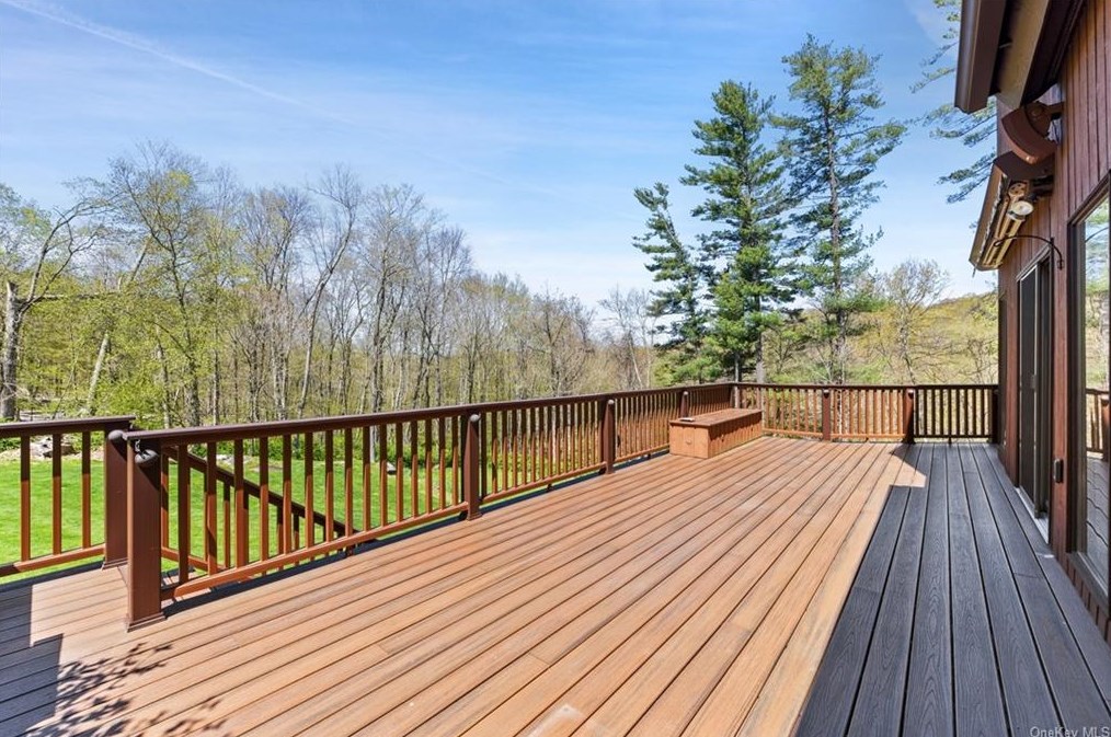 38 Deer Trak Ln, Goldens Bridge NY 10526-1207 exterior