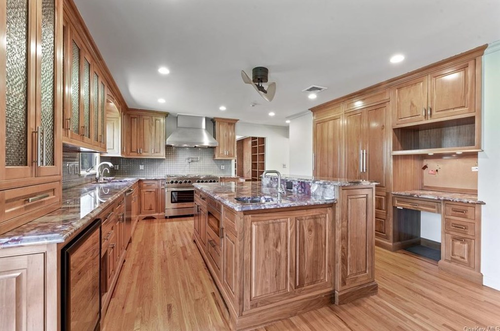 38 Deer Trak Ln, Goldens Bridge NY 10526-1207 exterior