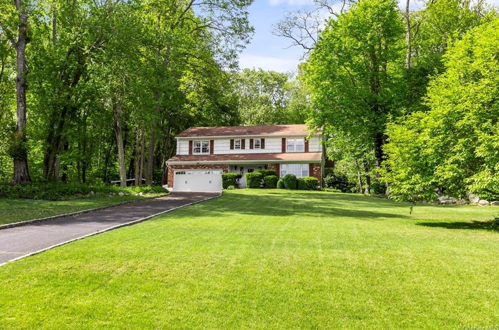 8 Lalli Dr, Katonah NY  10536-3132 exterior