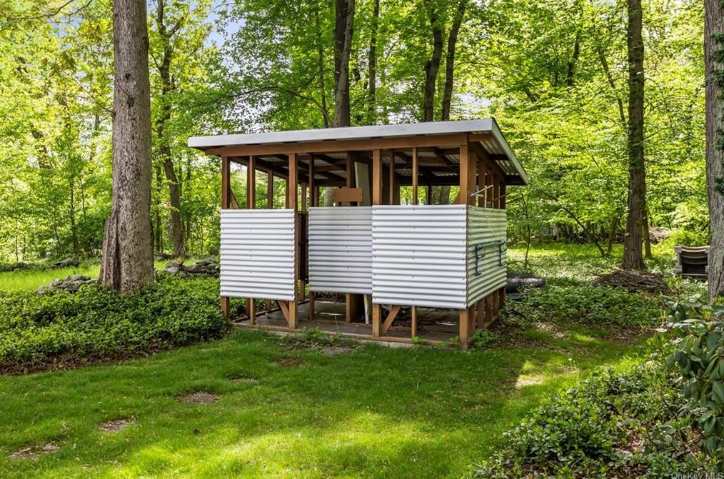 8 Lalli Dr, Katonah NY  10536-3132 exterior