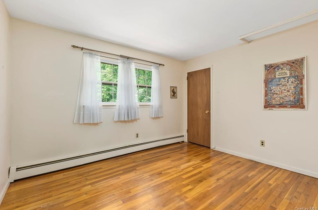 8 Lalli Dr, Katonah NY  10536-3132 exterior