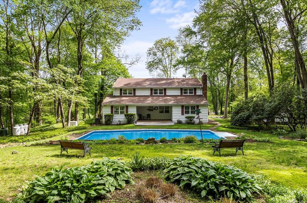 8 Lalli Dr, Katonah NY  10536-3132 exterior