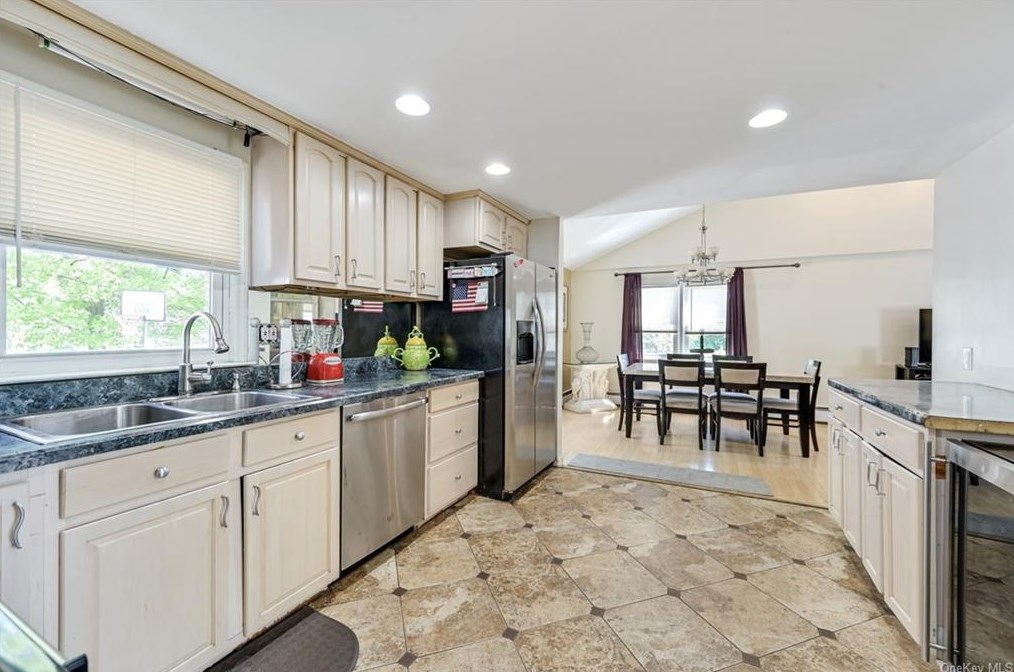 7 Continental Dr, Newburgh NY  12553-5607 exterior