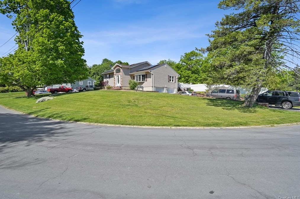 7 Continental Dr, Newburgh NY  12553-5607 exterior