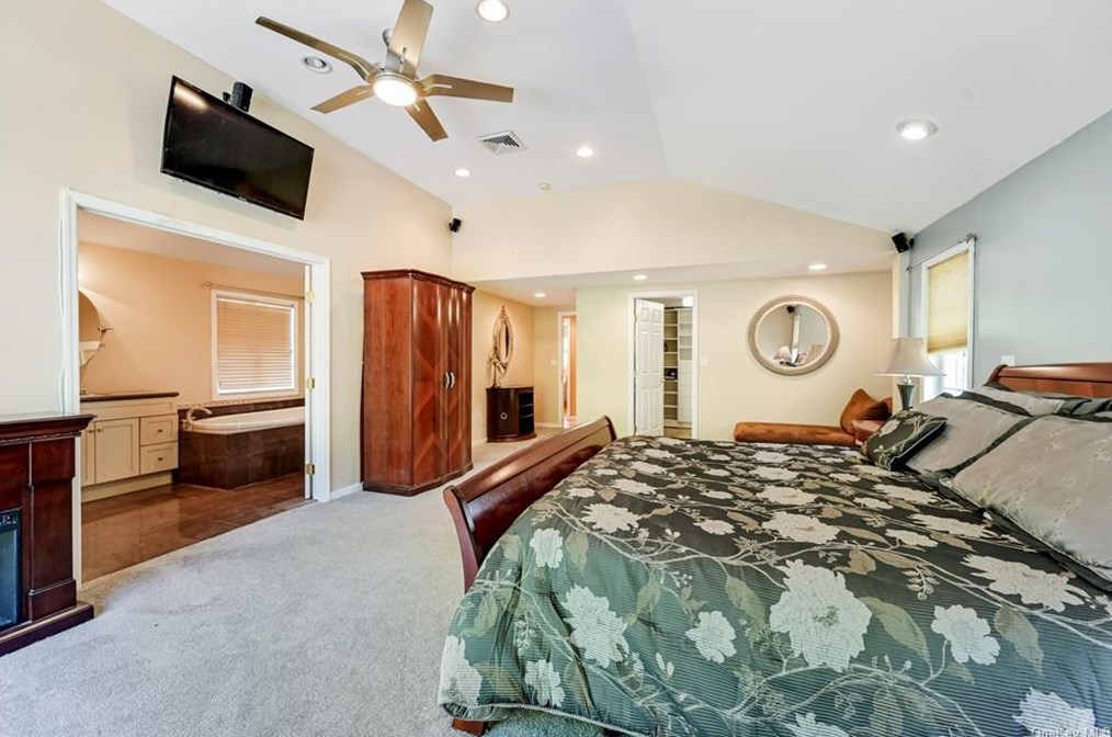 7 Continental Dr, Newburgh NY  12553-5607 exterior