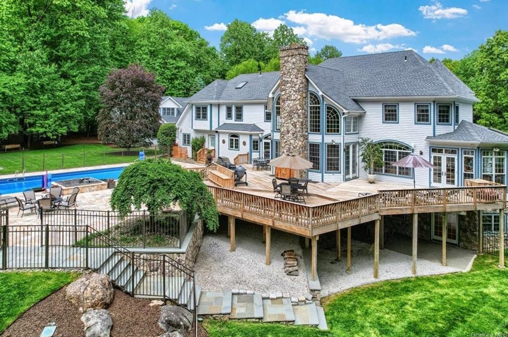 22 Golf Course Dr, Airmont, NY 10901