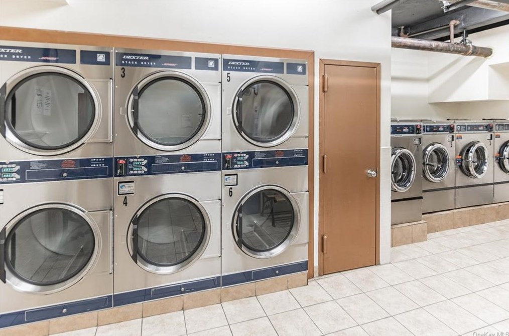 6750 Thornton Pl, Flushing NY  11375-4171 exterior