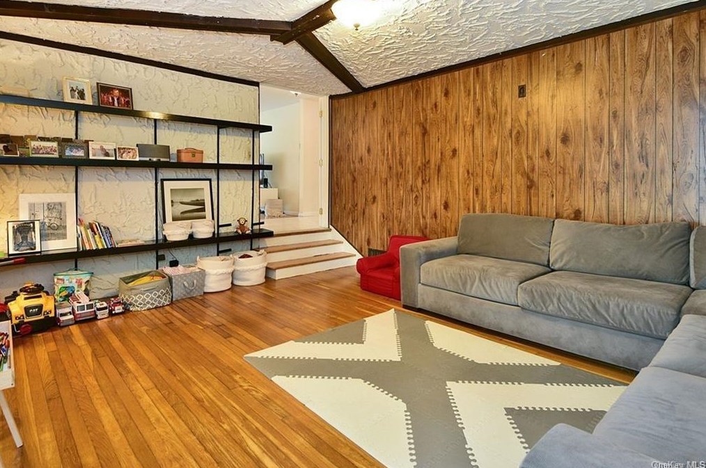 265 Barry Ave, Mamaroneck NY  10543-2827 exterior