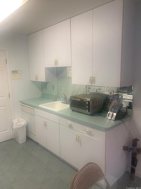 218 Hubert Humphrey Dr, Chestnut Ridge NY  10977-6720 exterior