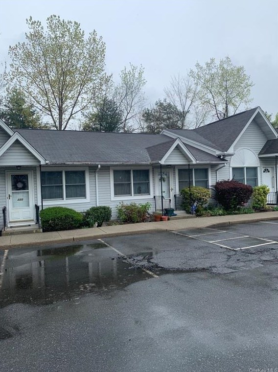 218 Hubert Humphrey Dr, Chestnut Ridge NY  10977-6728 exterior