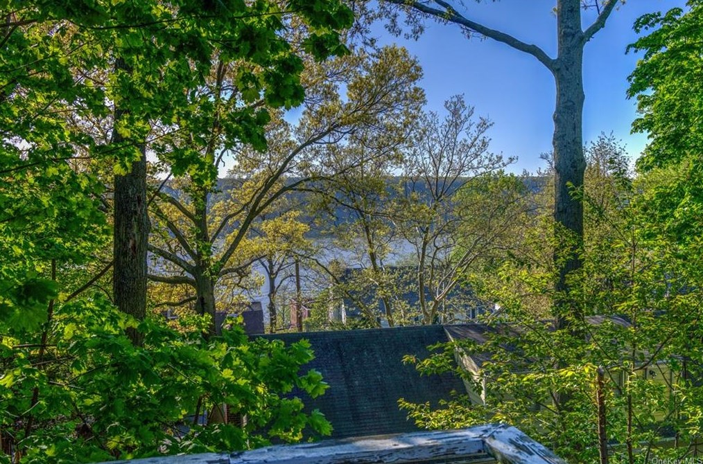 35 Abbey Pl, Yonkers NY 10701-1715 exterior