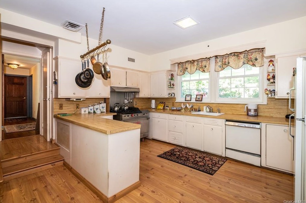 35 Abbey Pl, Yonkers NY 10701-1715 exterior