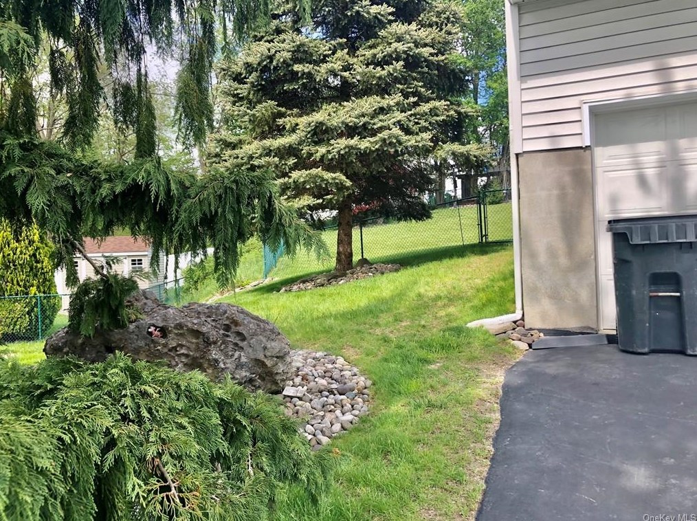 9 Silo Dr, Walden NY  12586-3413 exterior