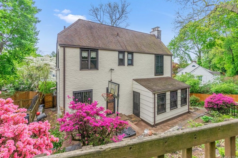 25 Cliffside Dr, Yonkers NY 10710-3140 exterior