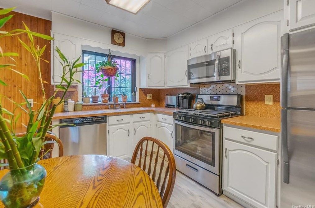 25 Cliffside Dr, Yonkers NY 10710-3140 exterior