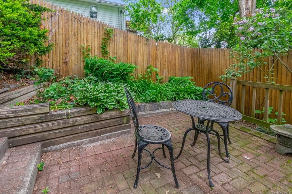 25 Cliffside Dr, Yonkers NY 10710-3140 exterior