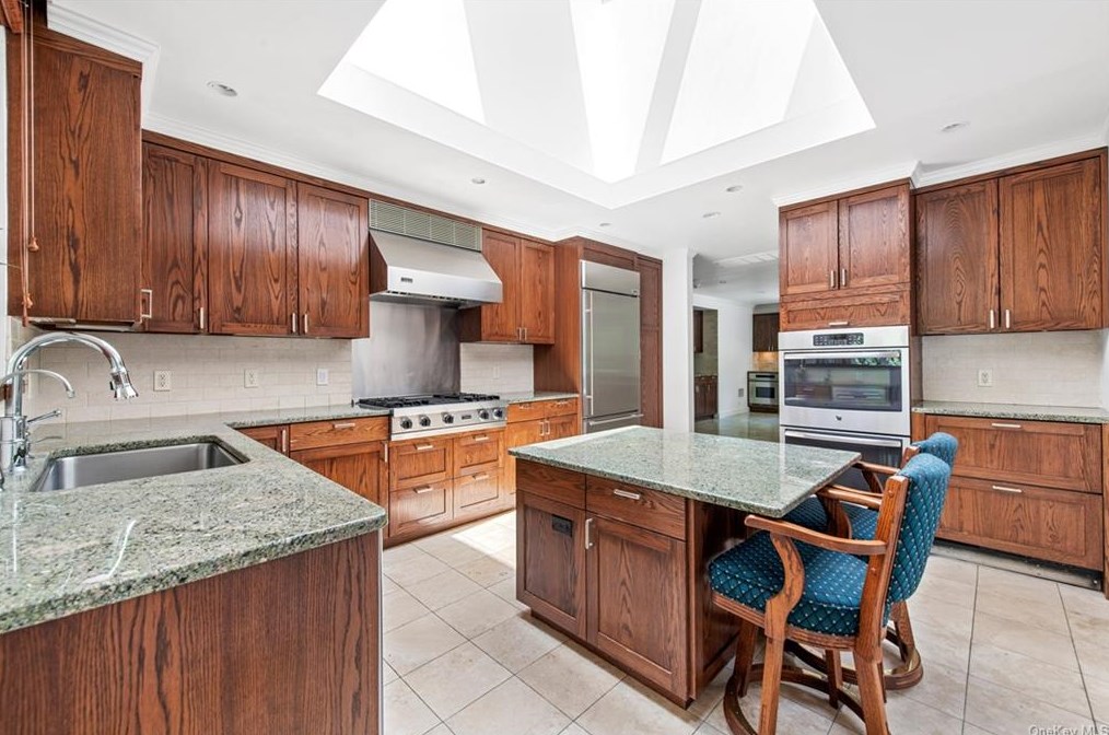 21 Logan Ln, Katonah NY  10536-3246 exterior