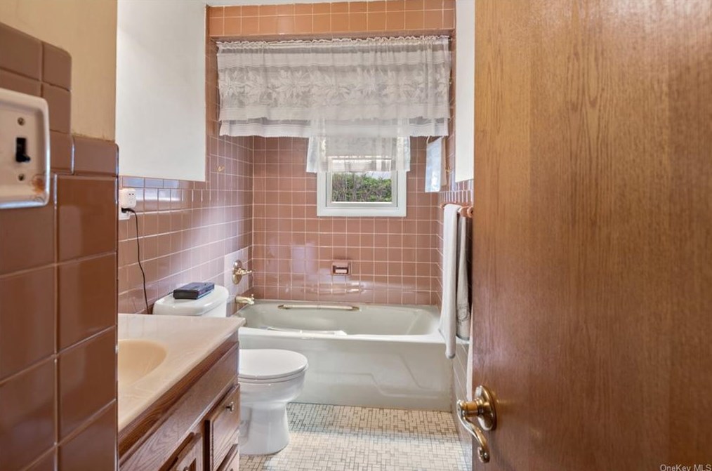 216 Pembrook Dr, Yonkers NY 10710-2804 exterior