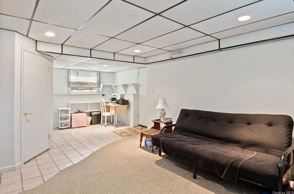 216 Pembrook Dr, Yonkers NY 10710-2804 exterior