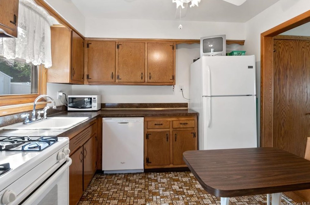 216 Pembrook Dr, Yonkers NY 10710-2804 exterior