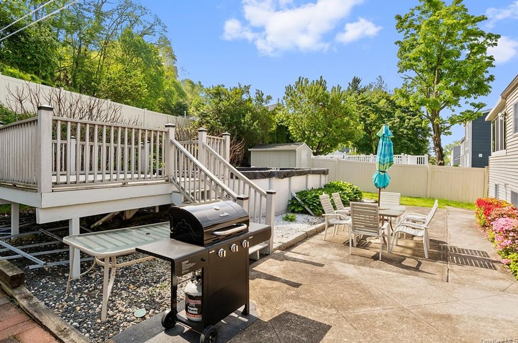 216 Pembrook Dr, Yonkers NY 10710-2804 exterior