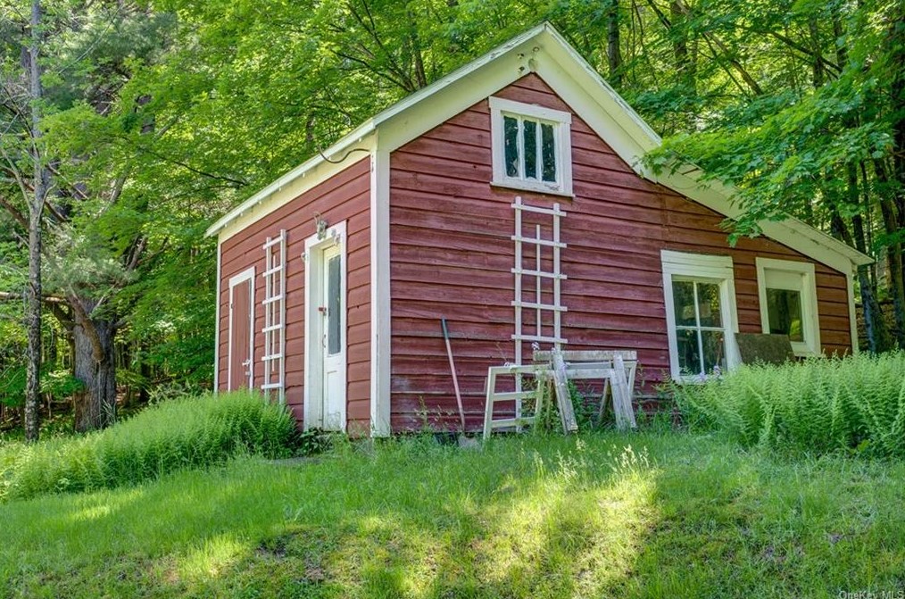 46 Taylor Rd, Jeffersonville NY  12748-5243 exterior