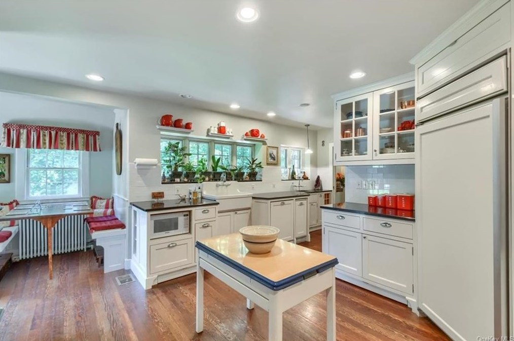 540 Oakridge Pkwy, Peekskill NY  10566-2400 exterior