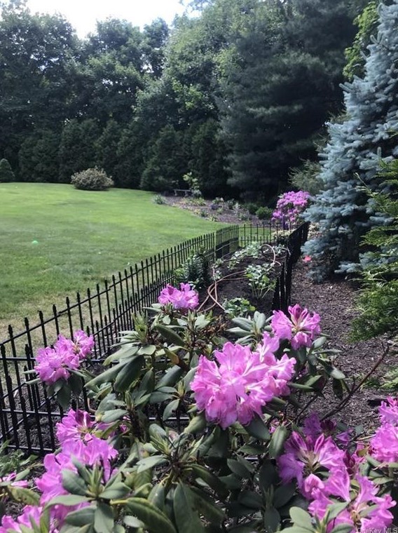 540 Oakridge Pkwy, Peekskill NY  10566-2400 exterior