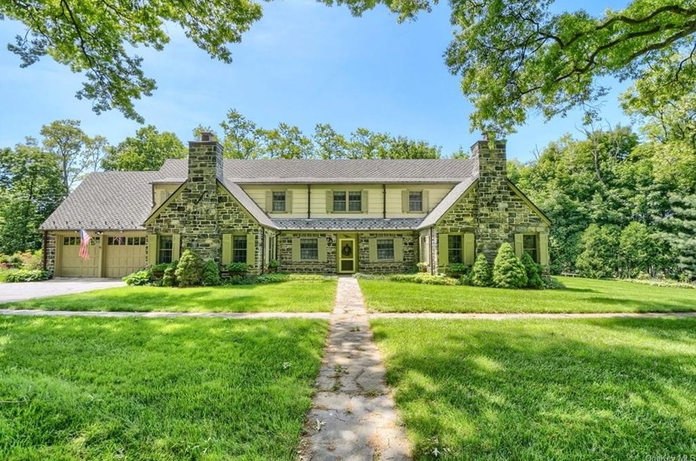 540 Oakridge Pkwy, Peekskill NY  10566-2400 exterior