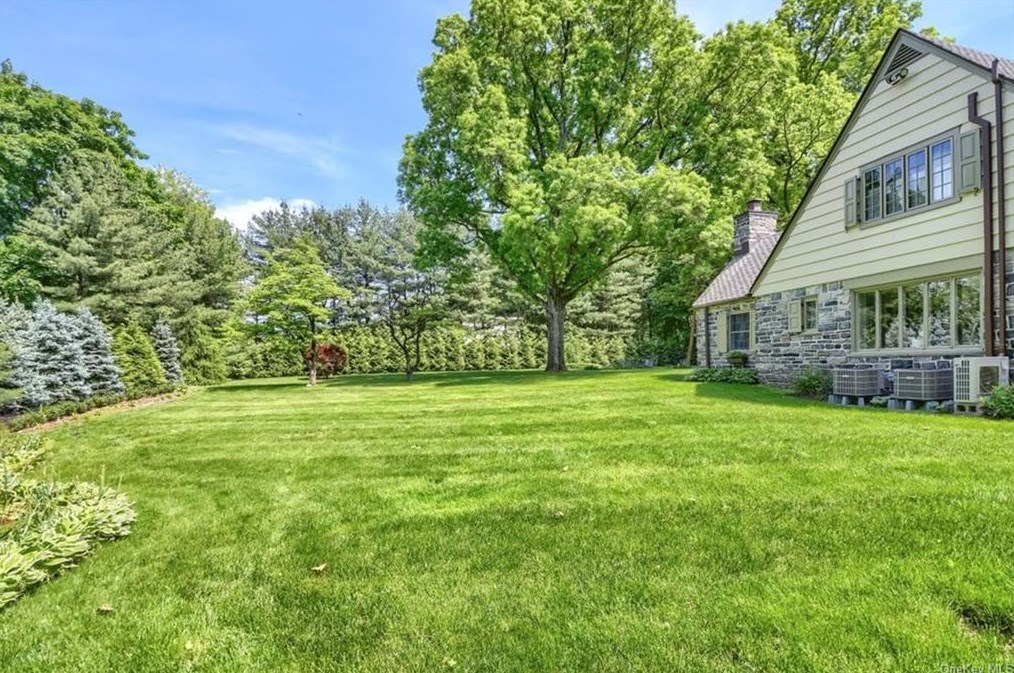 540 Oakridge Pkwy, Peekskill NY  10566-2400 exterior