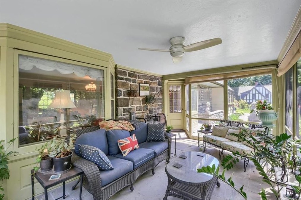 540 Oakridge Pkwy, Peekskill NY  10566-2400 exterior