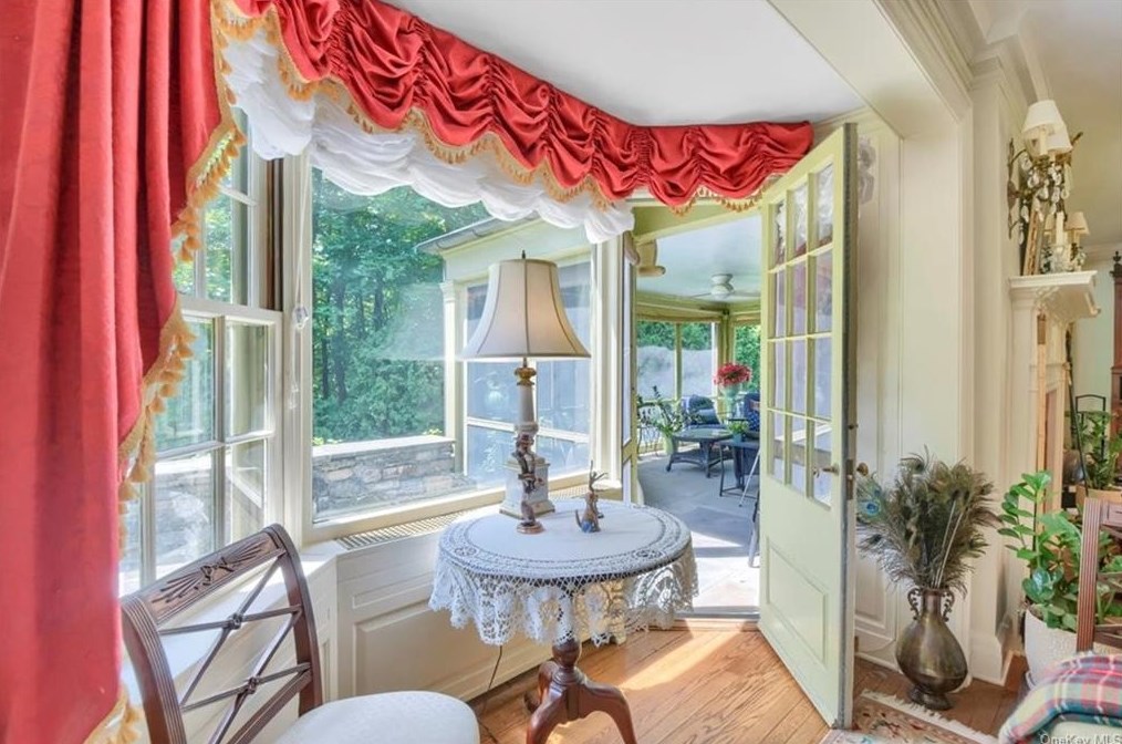 540 Oakridge Pkwy, Peekskill NY  10566-2400 exterior