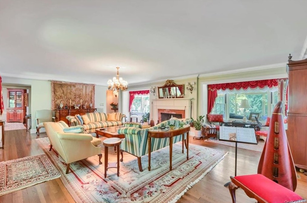 540 Oakridge Pkwy, Peekskill NY  10566-2400 exterior