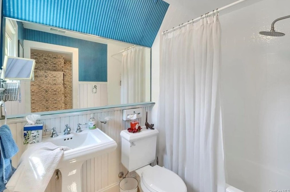 540 Oakridge Pkwy, Peekskill NY  10566-2400 exterior