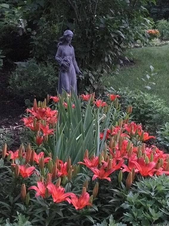 540 Oakridge Pkwy, Peekskill NY  10566-2400 exterior