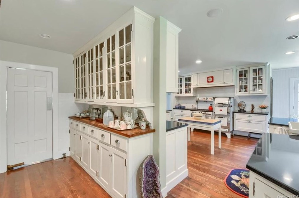 540 Oakridge Pkwy, Peekskill NY  10566-2400 exterior