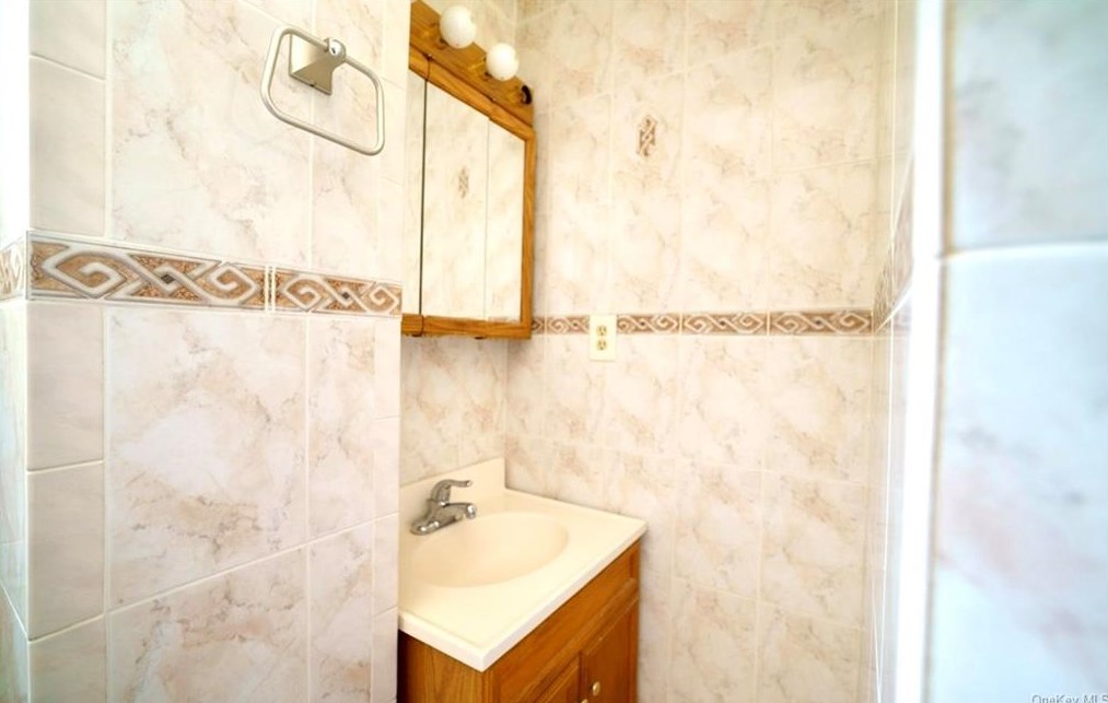 9 Horseshoe Bnd, Newburgh NY  12553-7830 exterior