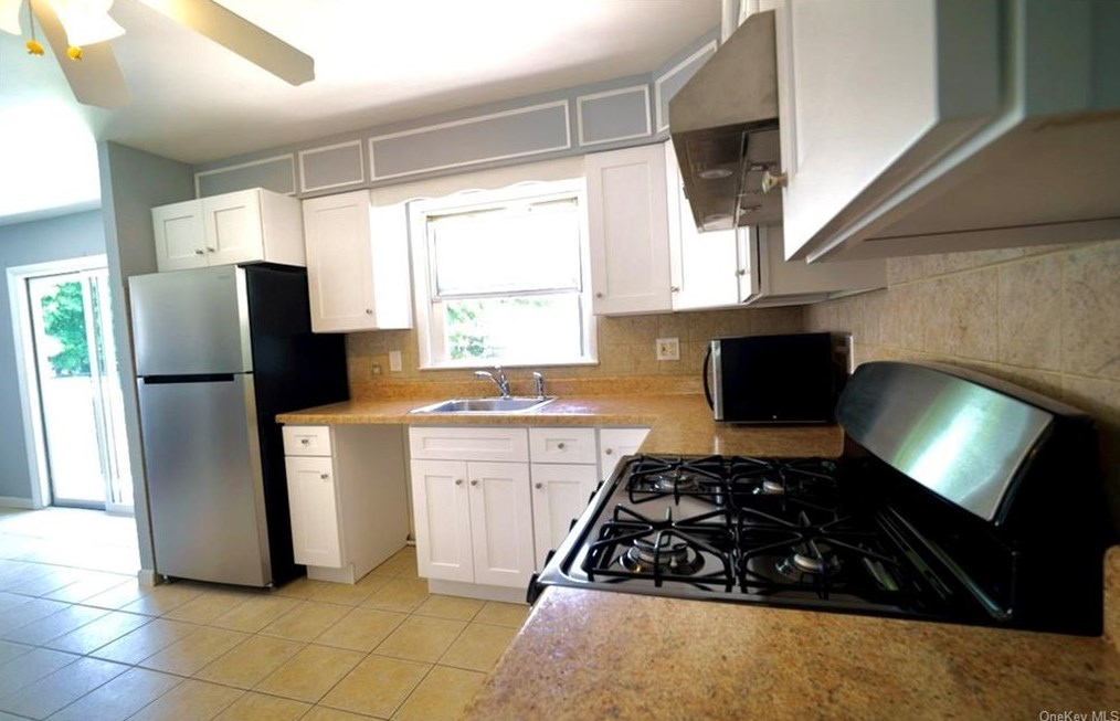 9 Horseshoe Bnd, Newburgh NY  12553-7830 exterior