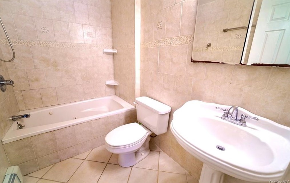 9 Horseshoe Bnd, Newburgh NY  12553-7830 exterior