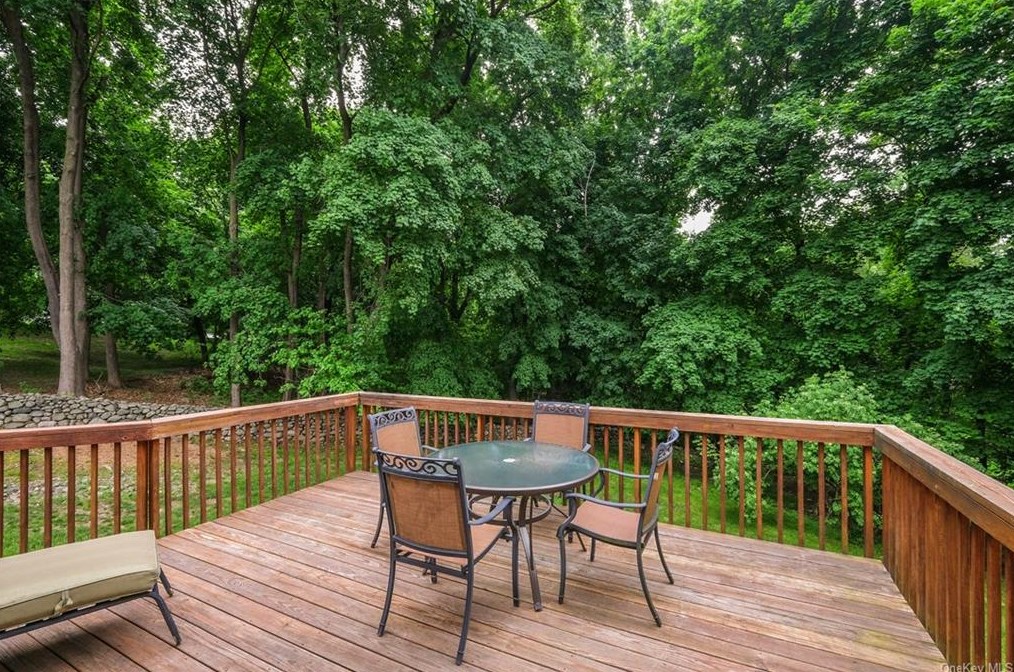 160 Fld Ln, Peekskill NY 10566-4865 exterior