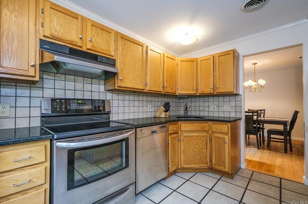 160 Fld Ln, Peekskill NY 10566-4865 exterior