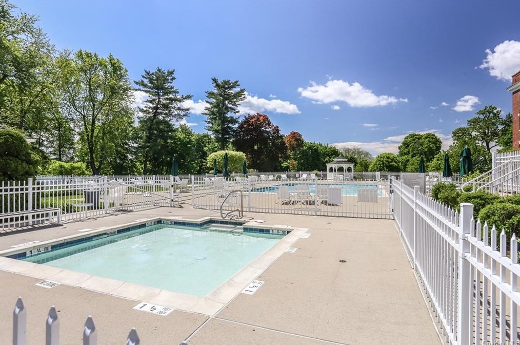 160 Fld Ln, Peekskill NY 10566-4865 exterior