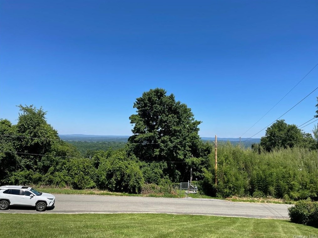 25 Nob Cir, Newburgh NY  12550-1246 exterior