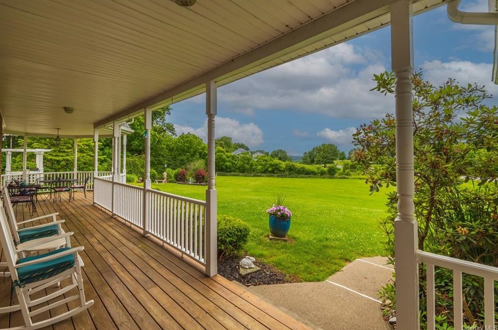 6 Breezeway Ln, Goshen NY  10924-6425 exterior