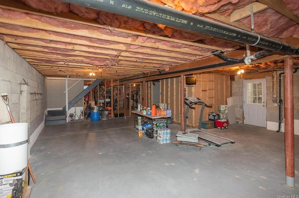 6 Breezeway Ln, Goshen NY  10924-6425 exterior